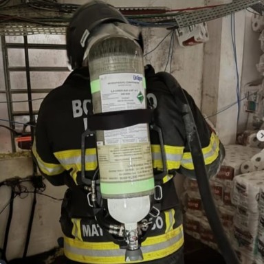 Bombeiros combatem incêndio em depósito de supermercado