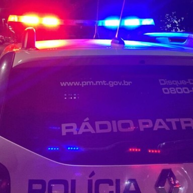 PM flagra veículo com suspeitos, porções de drogas e um revólver