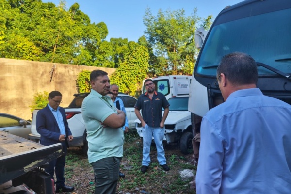 Prefeito de Querência inspeciona micro-ônibus da saúde em Cuiabá e autoriza conserto após cobrança legislativa