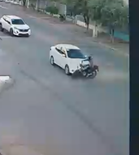 Motociclista sofre fratura após acidente em rotatória de Querência; família busca identificar motorista para contato; VEJA VÍDEO
