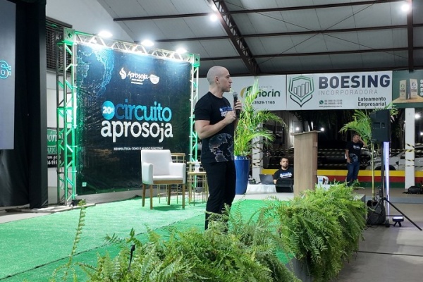 Especialista analisa impactos da geopolítica global no agronegócio durante etapa do Circuito Aprosoja em Querência