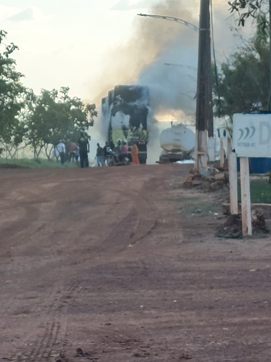 Caminhão com algodão incendeia em Rib. Cascalheira - veja vídeo do JB