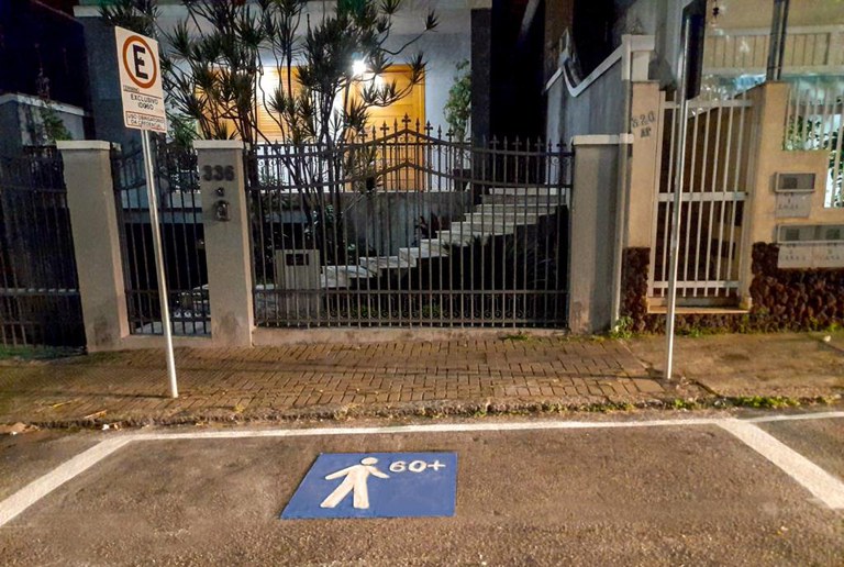 Credencial para maiores de 60 anos pararem em vaga preferencial já pode ser emitida pelo celular
