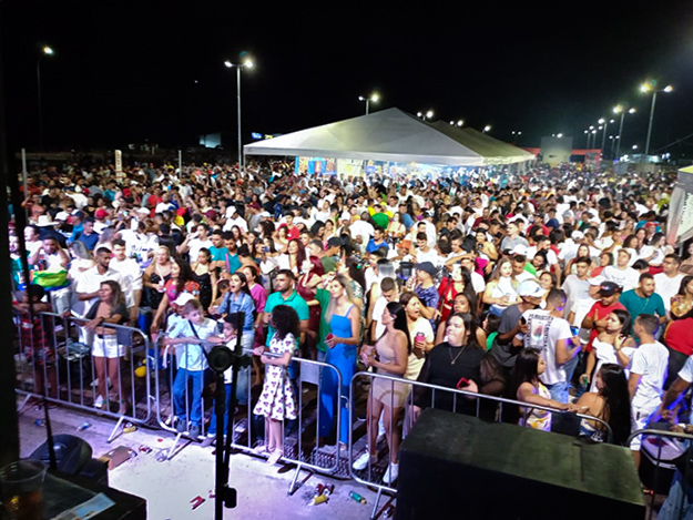 Réveillon em Água Boa reúne cerca de 4,5 mil pessoas em festa