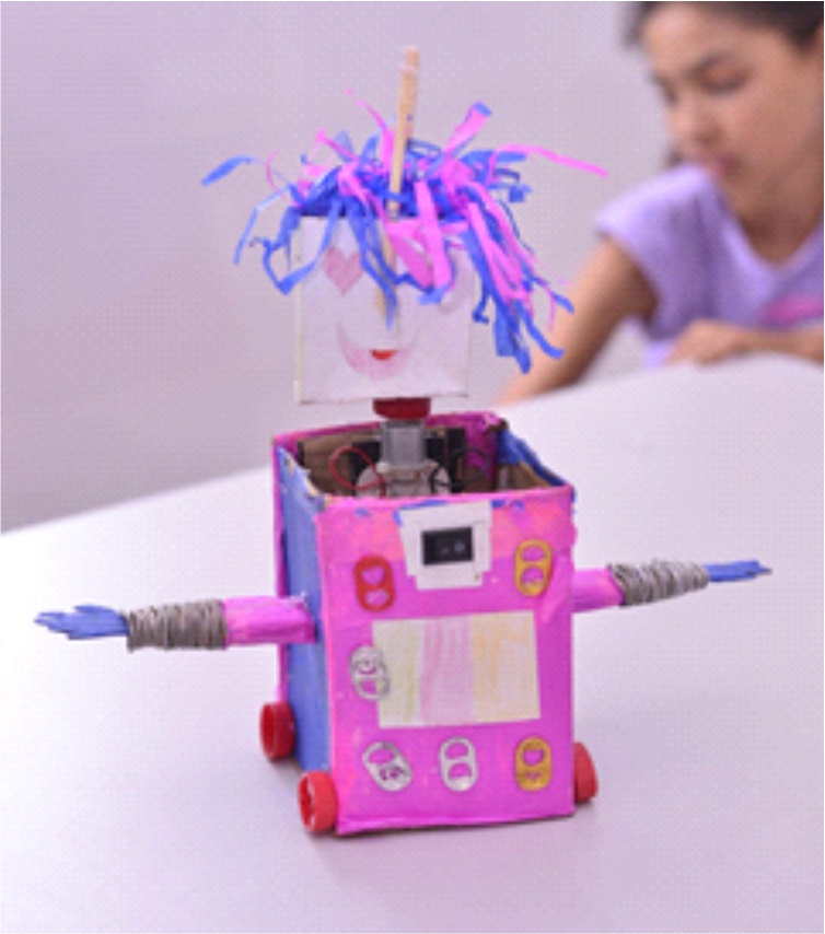 Alunos aprendem a criar robôs a partir de materiais recicláveis