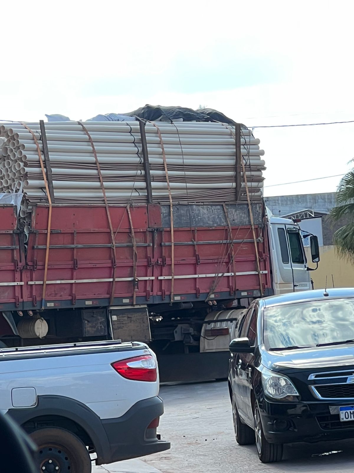 Caminhões carregados devem manter carga até a altura permitida pela legislação