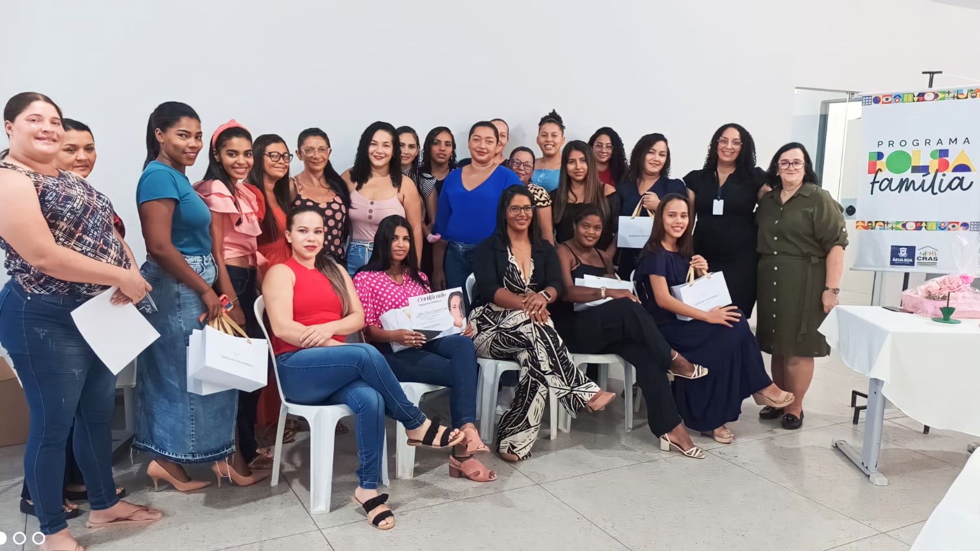 CRAS realiza entrega de certificados de dois cursos gratuitos
