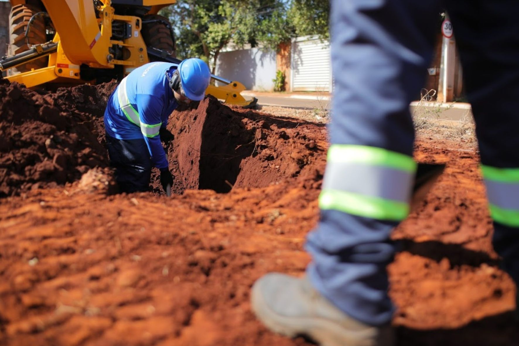 Obras de ampliação da rede de esgoto em Água Boa avançam rapidamente
