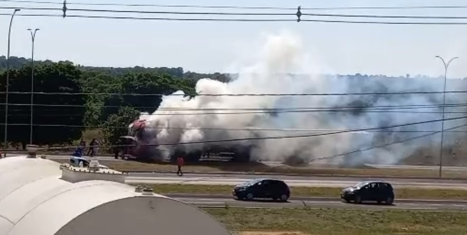 Rodotrem pega fogo na travessia urbana da BR-158; socorro agiu rápido - veja vídeo