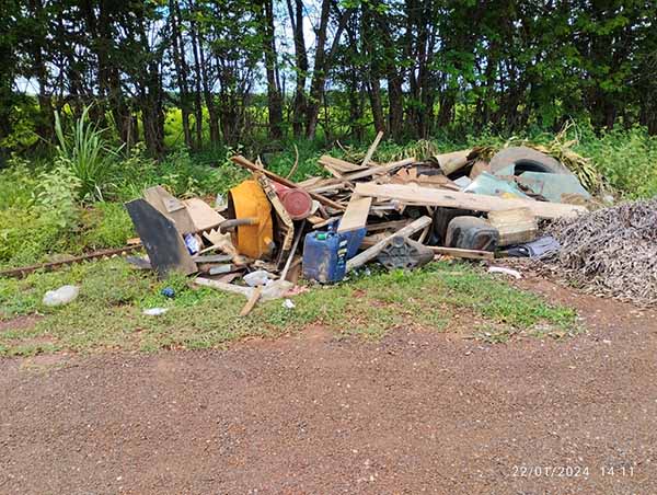 Lixo abandonado na beira da estrada causa revolta em Água Boa