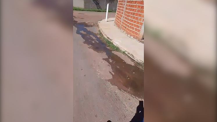 Morador mostra esgoto escorrendo na rua; Hospital responde - veja vídeo