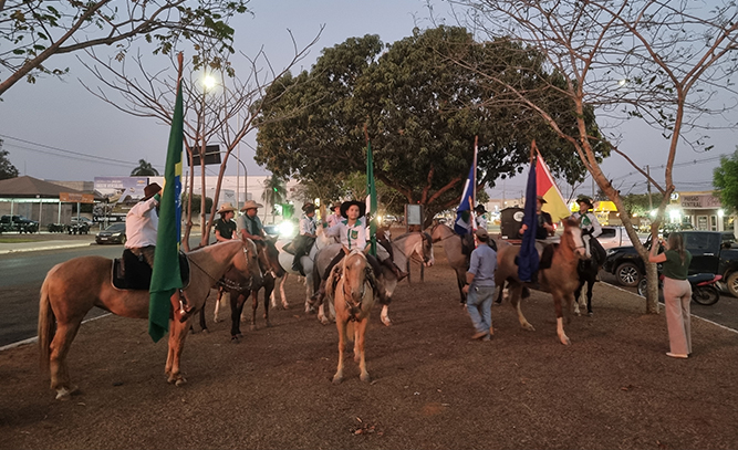 Semana Farroupilha teve cavalgada - veja vídeo