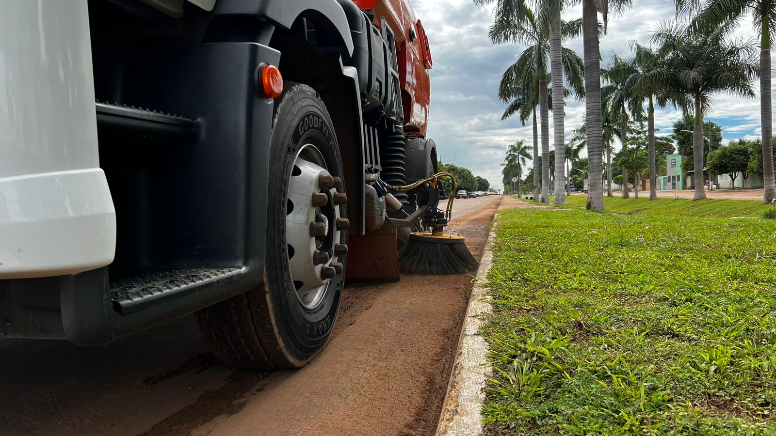 Tecnologia a serviço da limpeza urbana: Querência contratou um caminhão varredeira para manter vias públicas limpas e preservar o meio ambiente