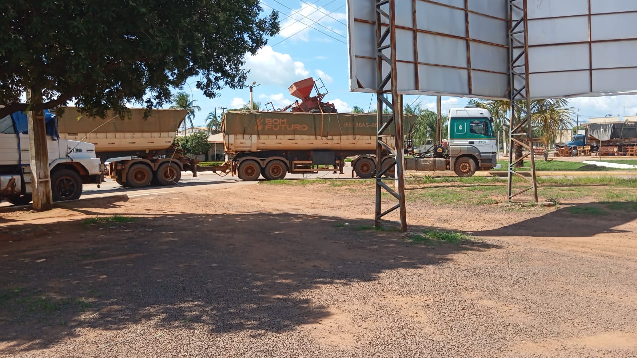 Carreta derruba fiação de alta tensão e provoca queda de energia próximo ao Ginásio Nilo Perin em Querência; Veja Vídeo