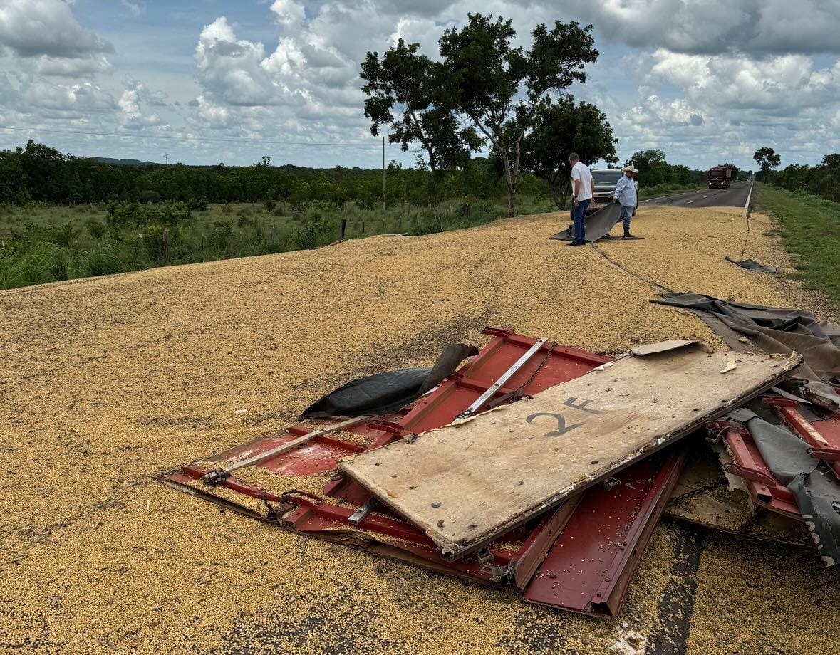 Imagem: compartilhada por um internauta Acidente de transito causa interrupção parcial na BR 158