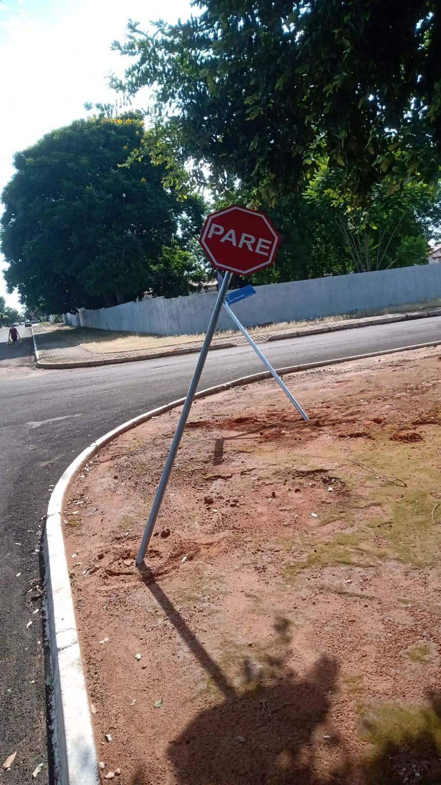 Vândalos atacam placas de trânsito