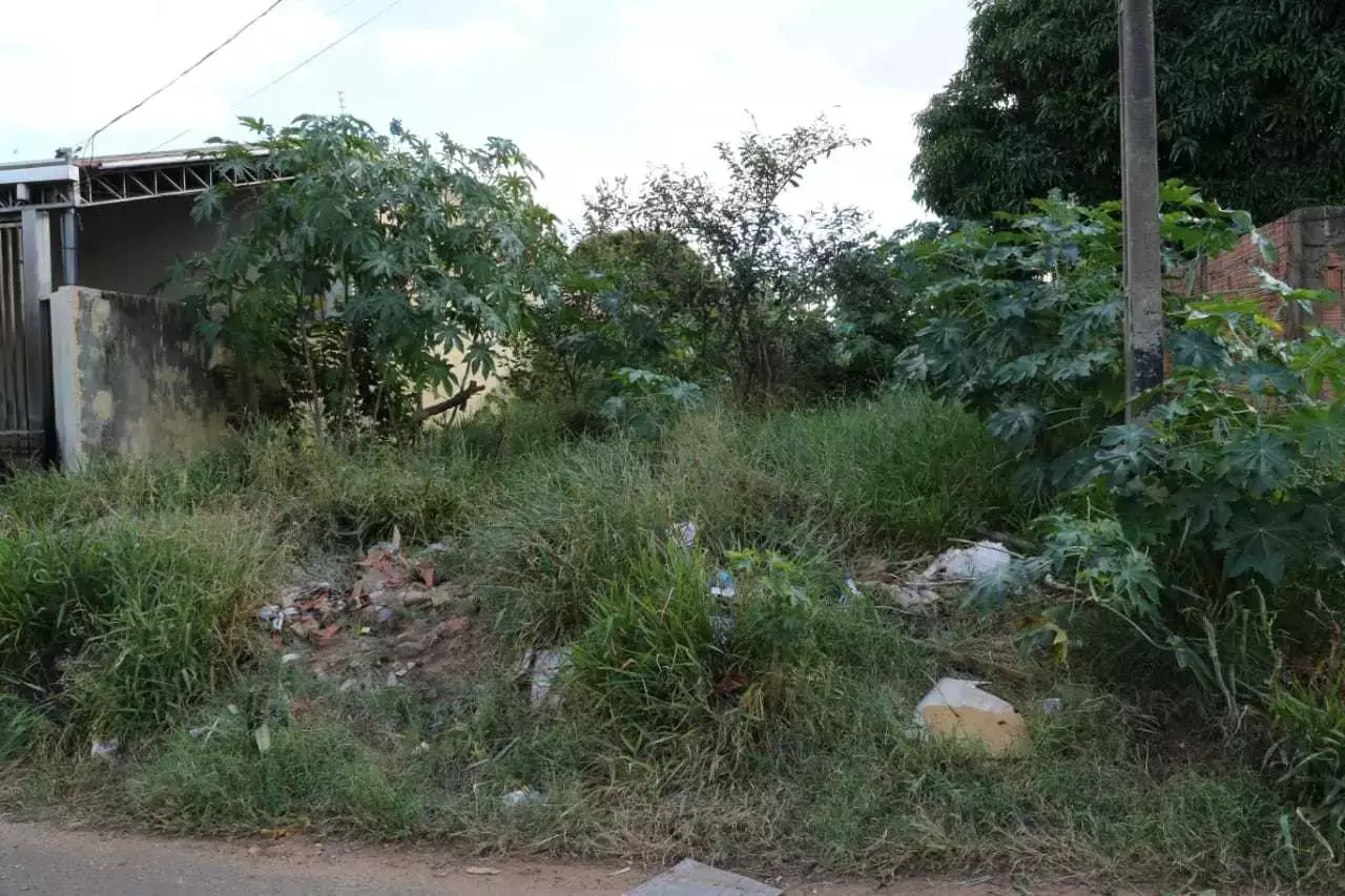 Prefeitura de Água Boa alerta sobre data limite para limpeza e roçada de terrenos baldios