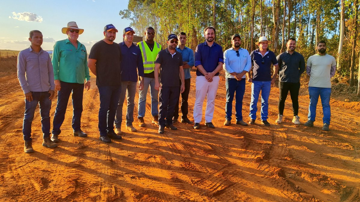 Autoridades e Produtores visitam obras da estrada vicinal AB-100