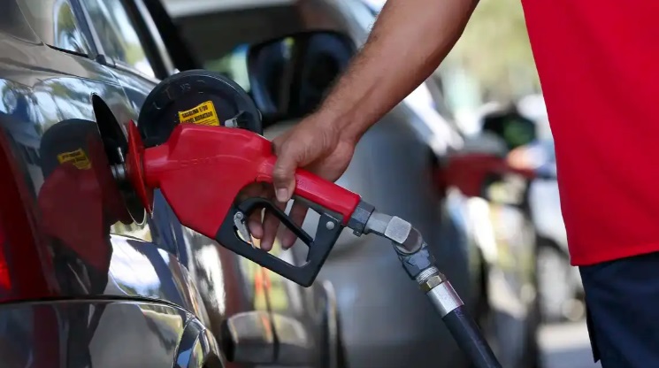 Gasolina e diesel devem ficar mais caros em 2025; saiba quando e por quê.