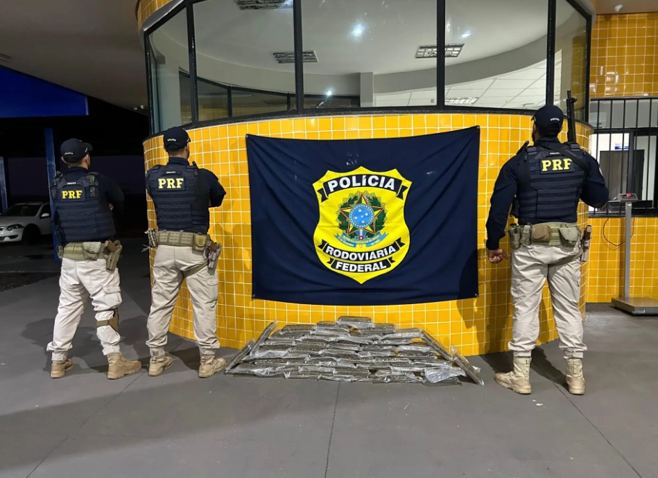 Homem é preso pela PRF transportando mais de 50 kg de “super maconha” escondidos em mesa de sinuca na BR-070.