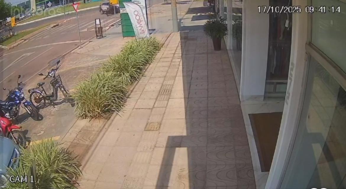 Motociclista foge da PM, mas é detido - veja vídeo