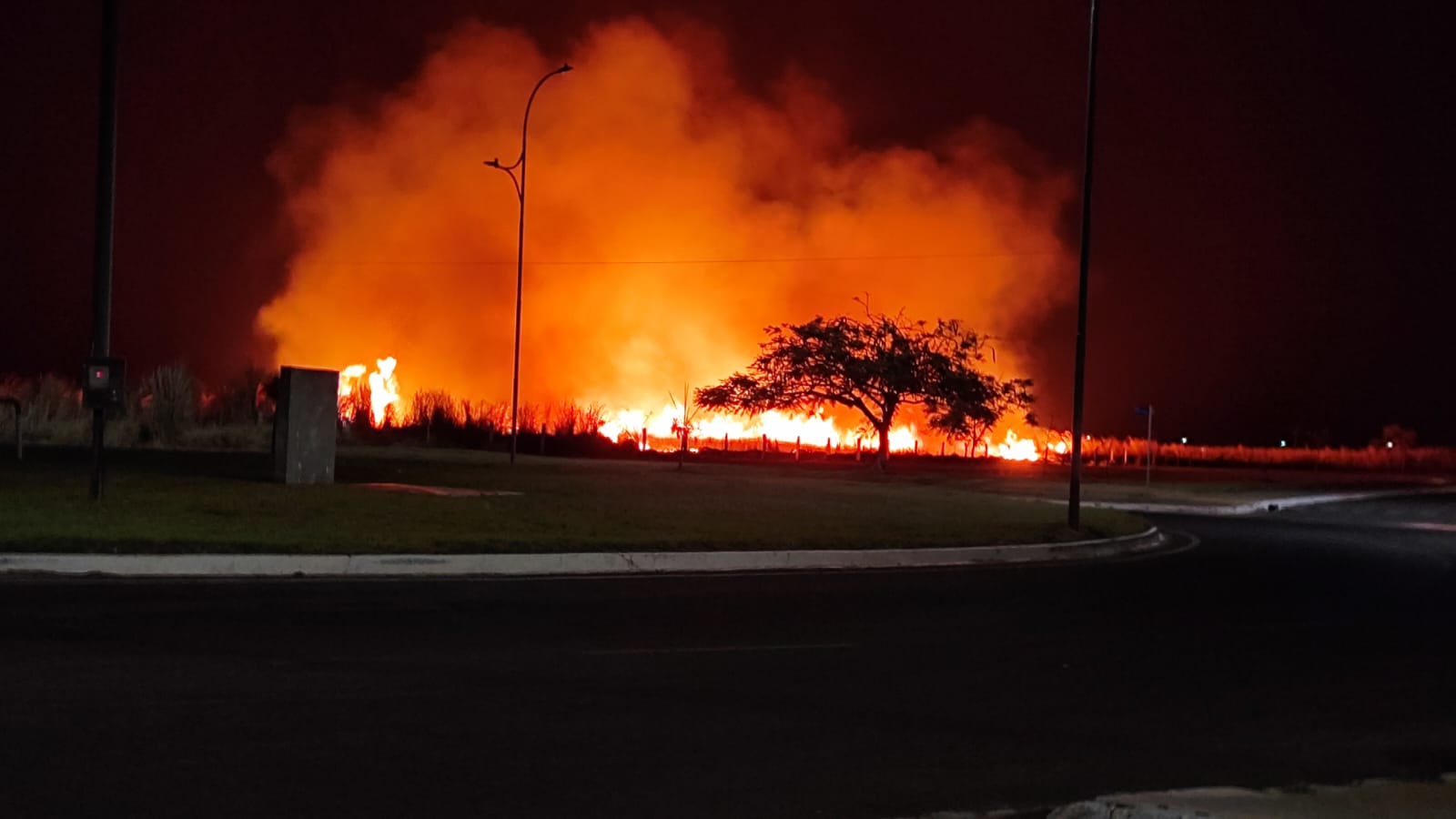 Incêndio no Bairro Jardim Planalto foi controlado após horas de trabalho