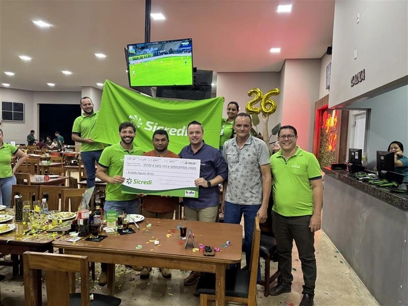 Foto Reprodução Após ser sorteado, associado se emociona ao receber cheque de R$26.700,00