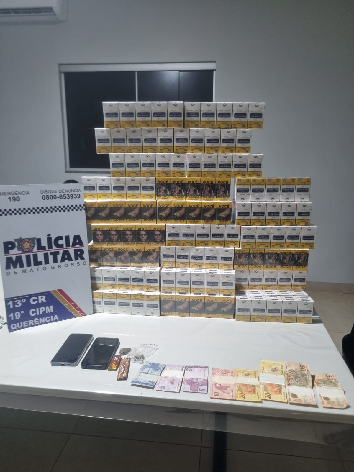 PM apreende 480 carteiras de cigarro e detém dupla por suspeita de contrabando e posse de drogas em Querência