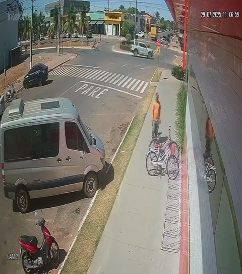 Homem furta bicicleta em frente à farmácia no centro de Querência e foge