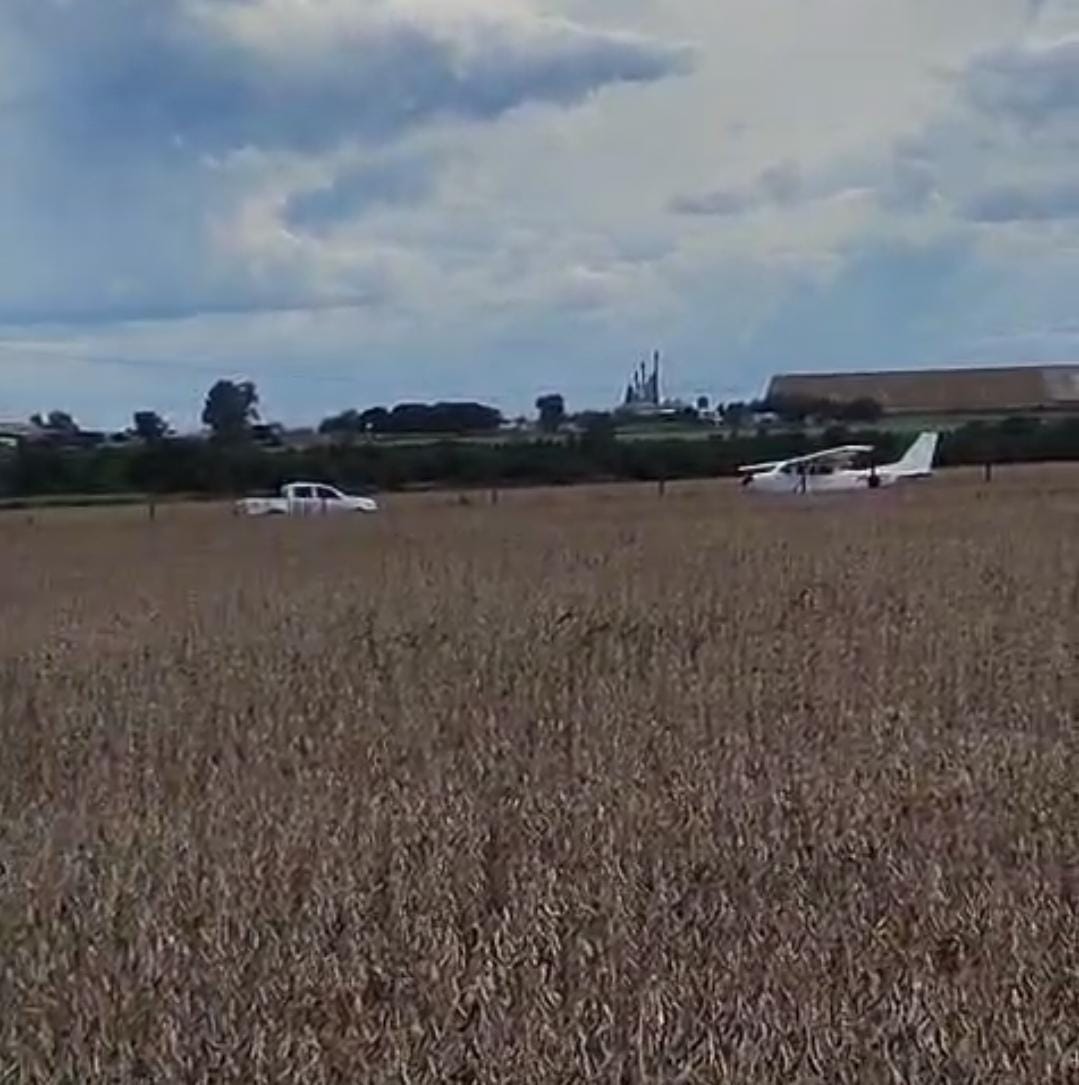 Avião que fez pouso forçado em estrada, já decolou