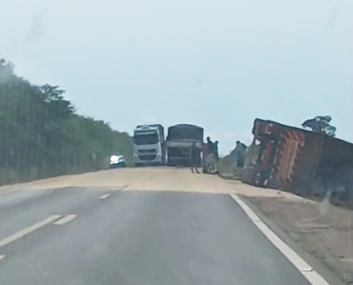 Acidente na BR-158: carreta tomba