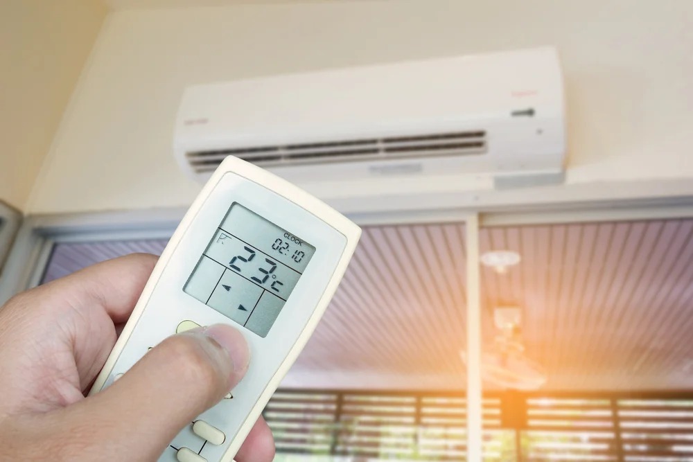 Como fazer o ar-condicionado deixar de ser o vilão da sua conta de energia no forte calor