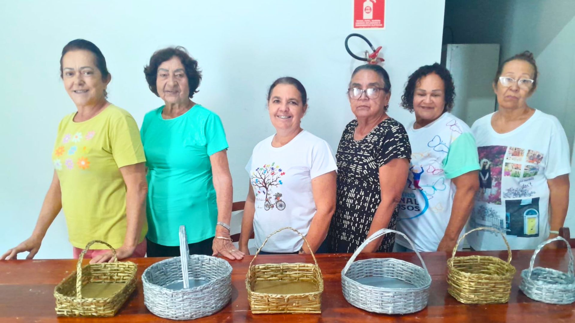 Alunas da oficina de artesanato aprendem novas técnicas e produzem cestas de jornal
