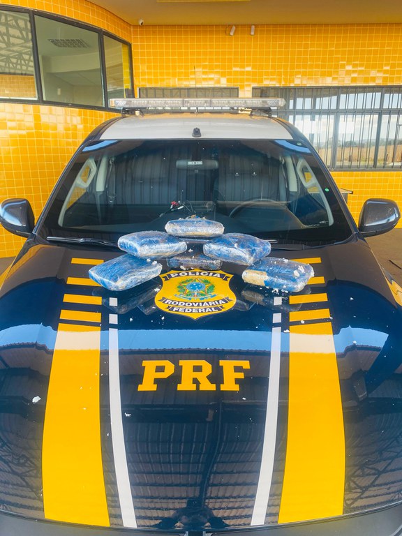 PRF apreende droga em bagagem de passageira de ônibus em Barra do Garças