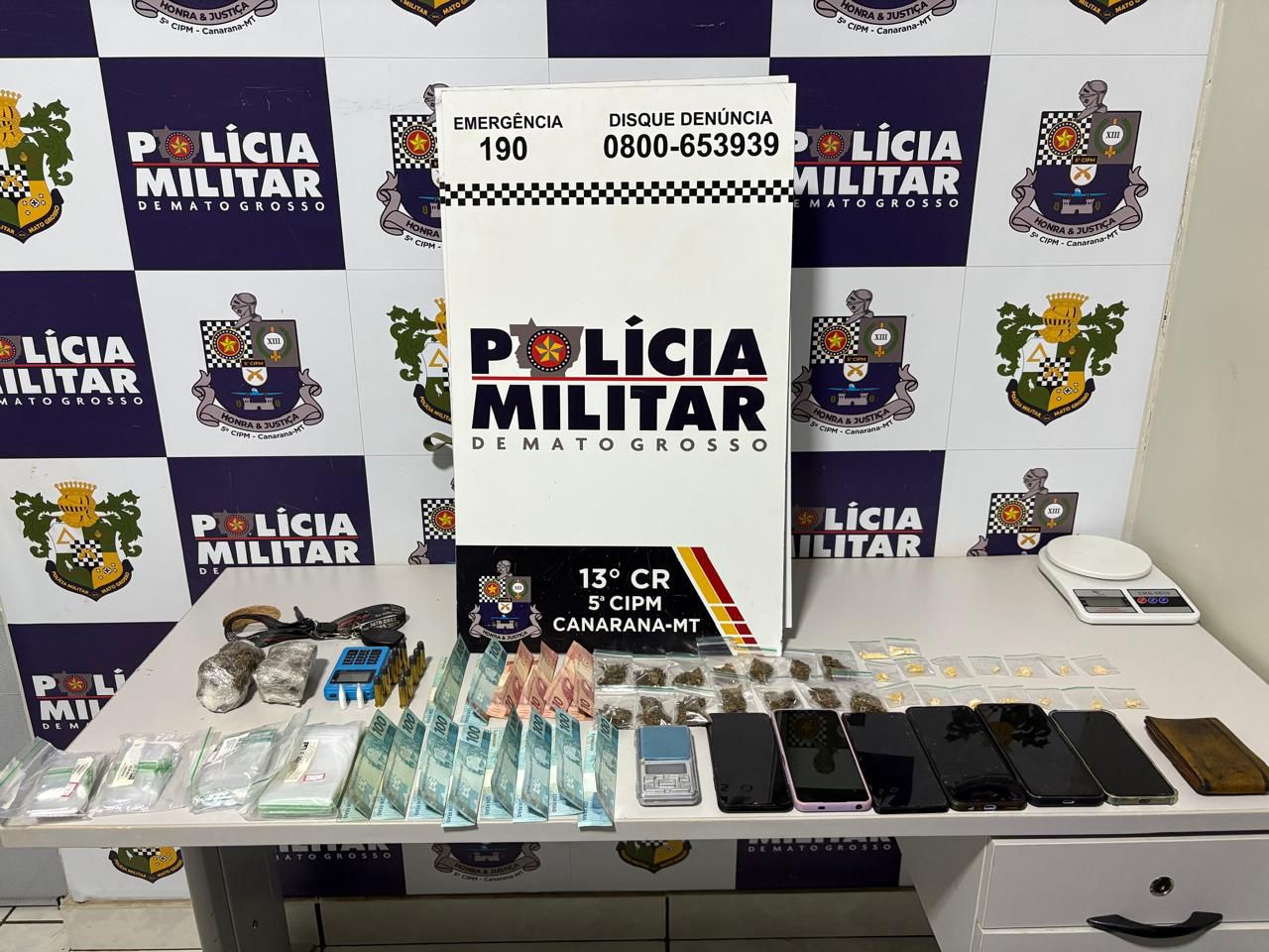 PM prende suspeitos e localiza drogas em residência