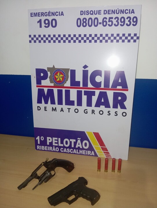 PM localiza dois homens com arma e simulacro