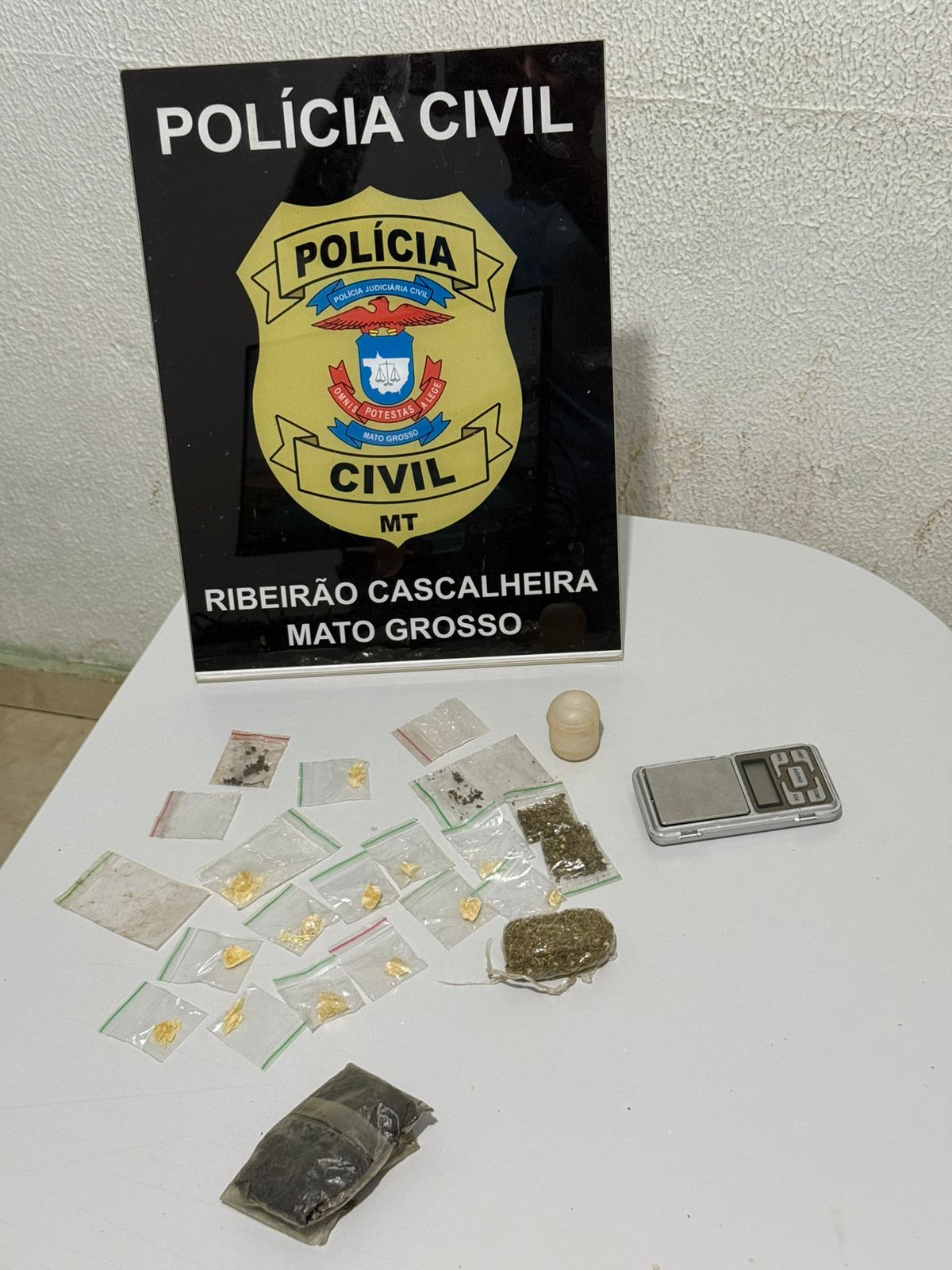 Suspeito de roubo de armas em zona rural e suspeito de tráfico de drogas são presos em boca de fumo em Ribeirão Cascalheira