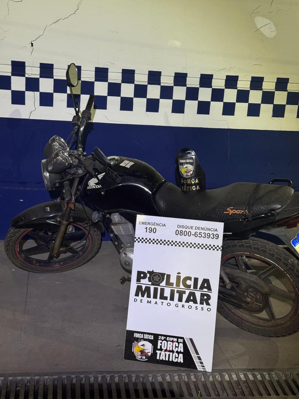 Força Tática aborda motociclista que cai, demonstrando estar embriagado