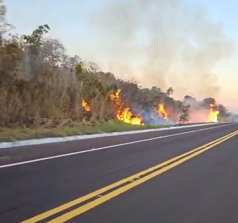 Corpo de Bombeiros controla incêndio às margens da MT-240