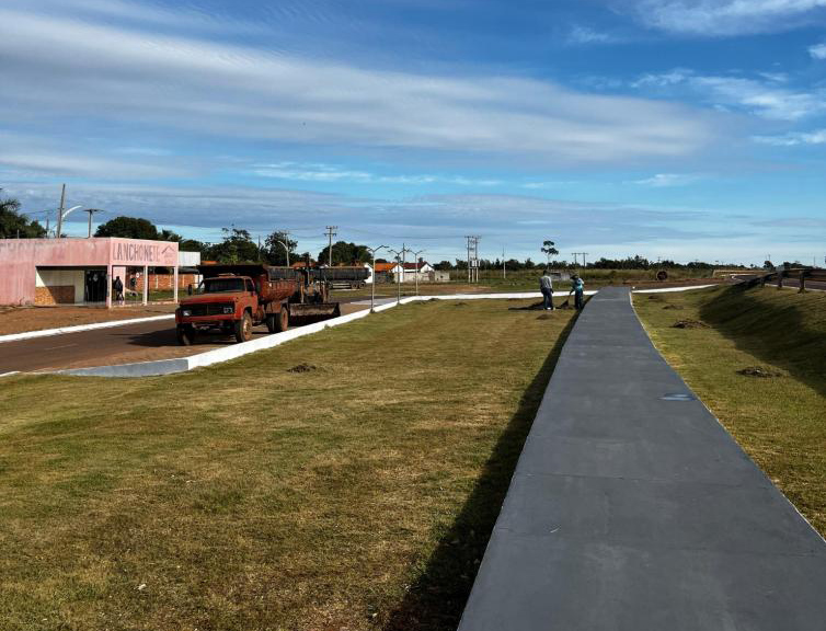 Revitalização de canteiro central, pista de caminhada e estacionamento