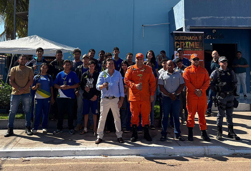 Palestra sobre queimadas e entrega de mudas de árvores