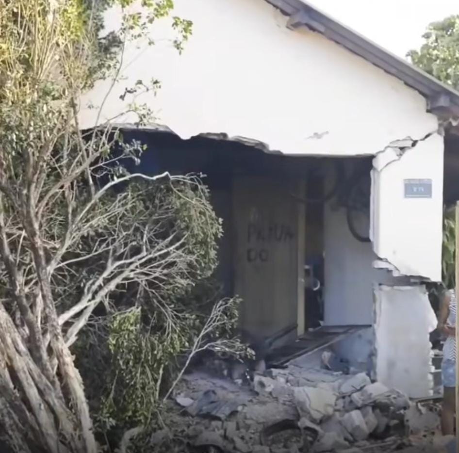 Suspeito furta veículo e colide em residência deixando duplo prejuízo - veja vídeo