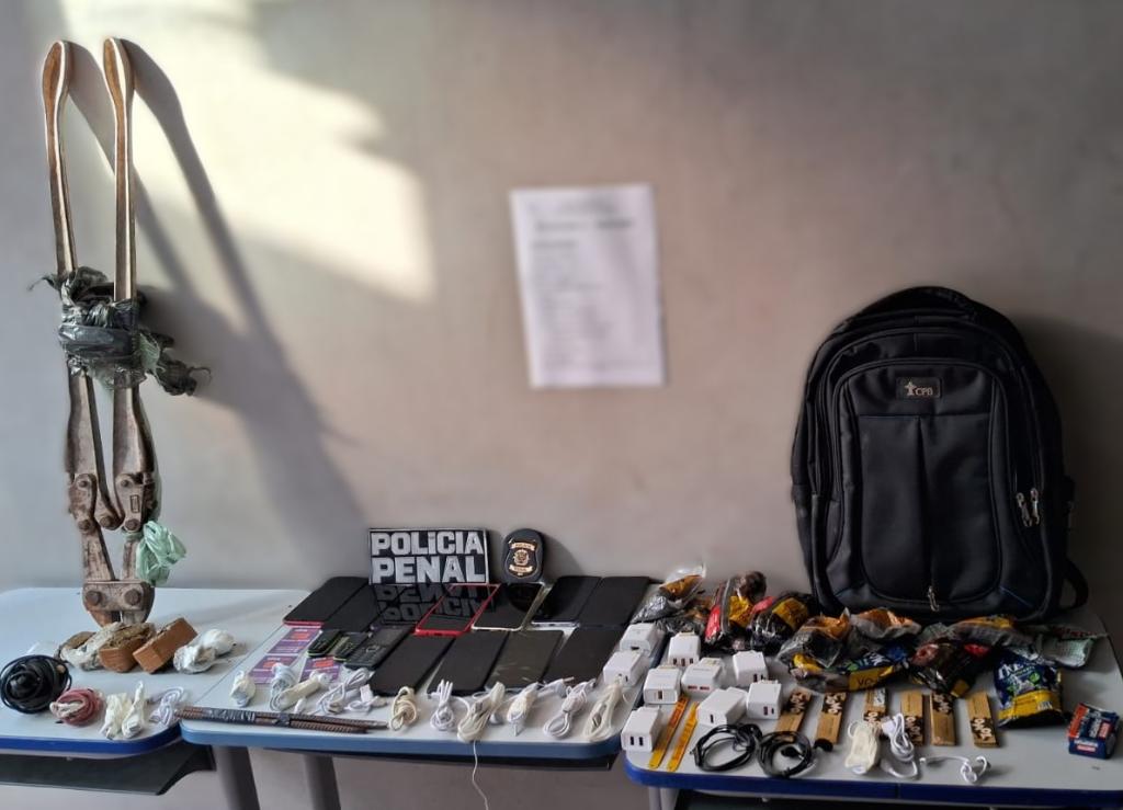 Polícia Penal impede entrada de pacotes com 14 celulares e drogas em unidade prisional