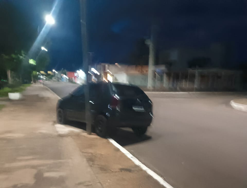 Fiat Pálio 'tirou fininho' de poste de luz