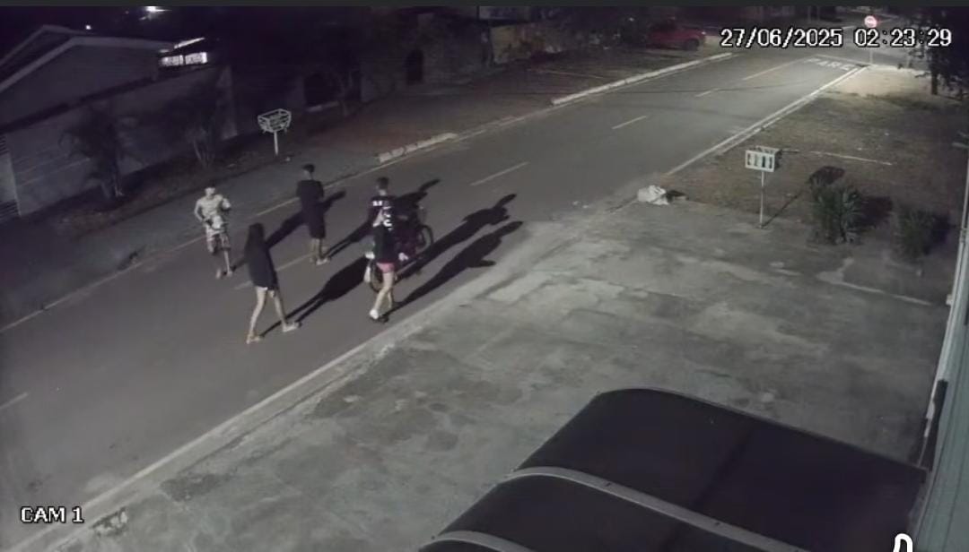 Vândalos agiram na madrugada - veja vídeo