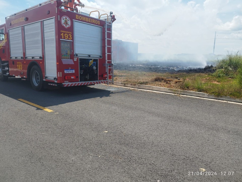 Bombeiros combatem chamas em lote urbano