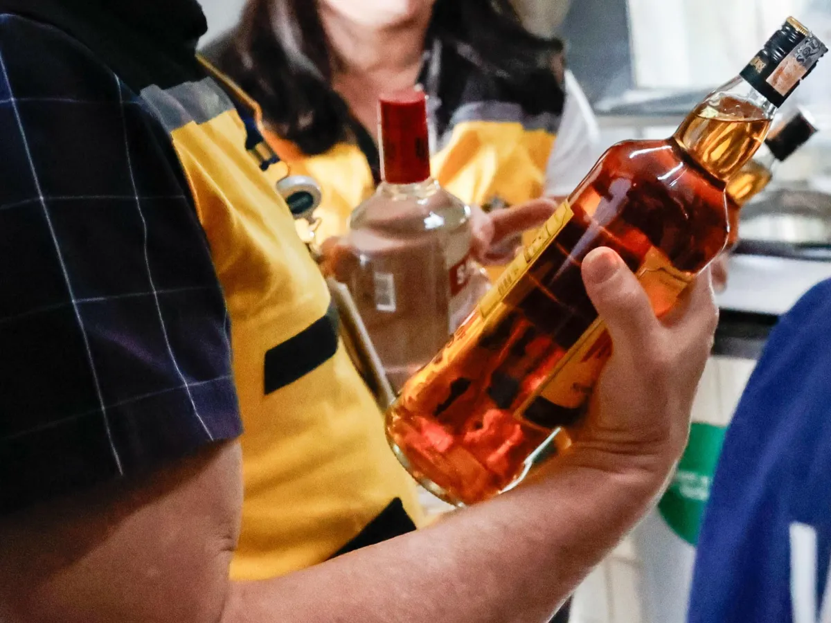 Saúde de Querência rastreia 15 lotes de whisky com metanol e emite alerta de risco durante a Expoquer 2026