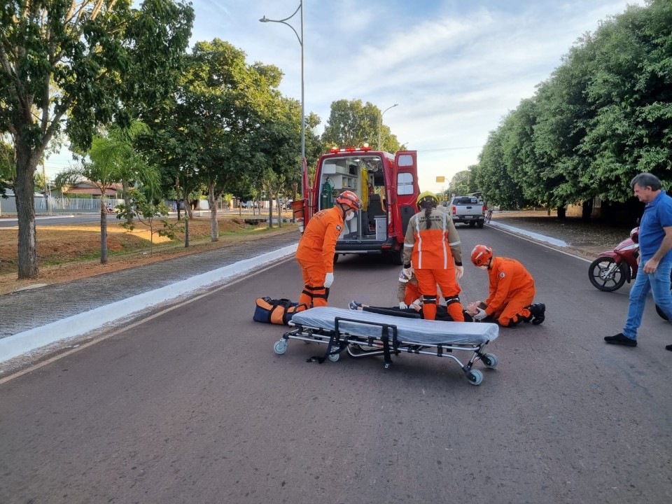 Acidente envolve cão, caminhonete e moto - veja vídeo