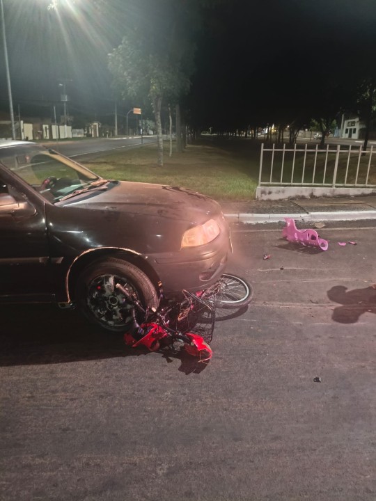 Motorista atropela bibicleta e é preso por embriaguez e dano