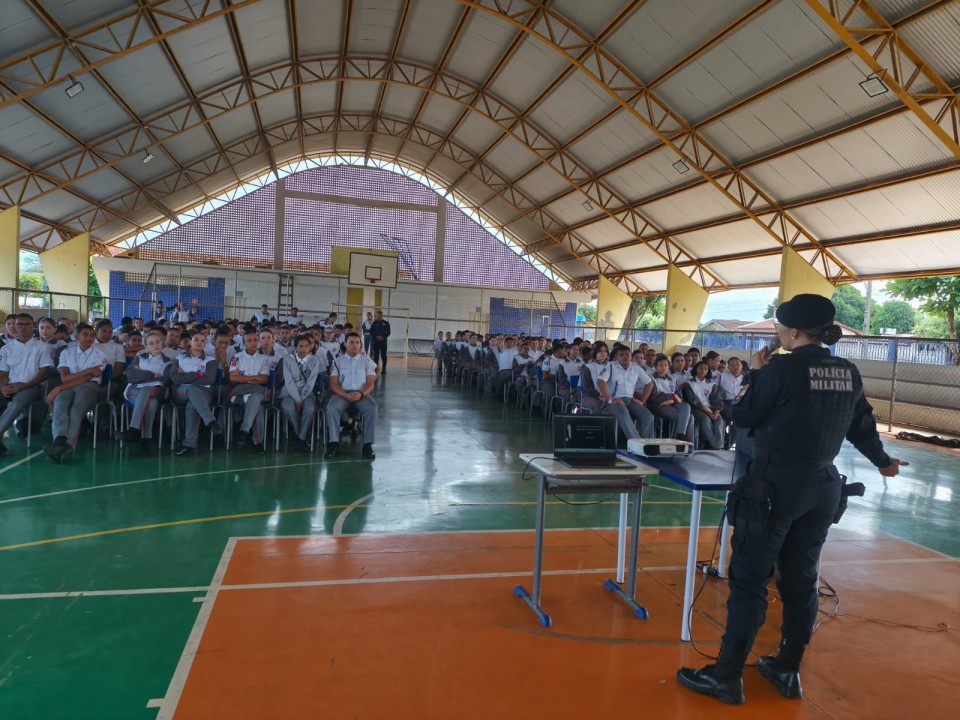 Integrantes da Patrulha Maria da Penha palestraram para estudantes de Canarana